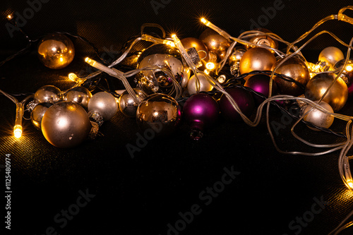 Obraz na płótnie glass spheres glittetring at a black background w salonie