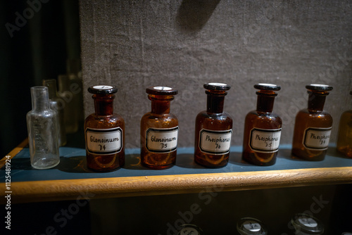 Obraz na płótnie There are several small old pharmacy bottles on a shelf w salonie