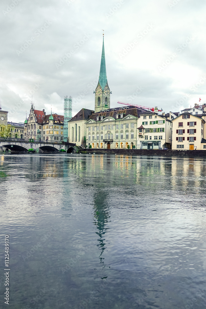 Fototapeta premium View of the Fraumunster Church from the shoreline of the Limmat