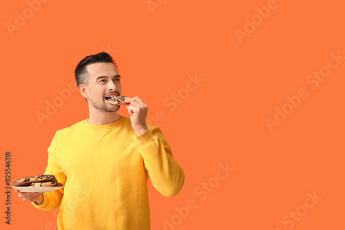Handsome man eating tasty c...