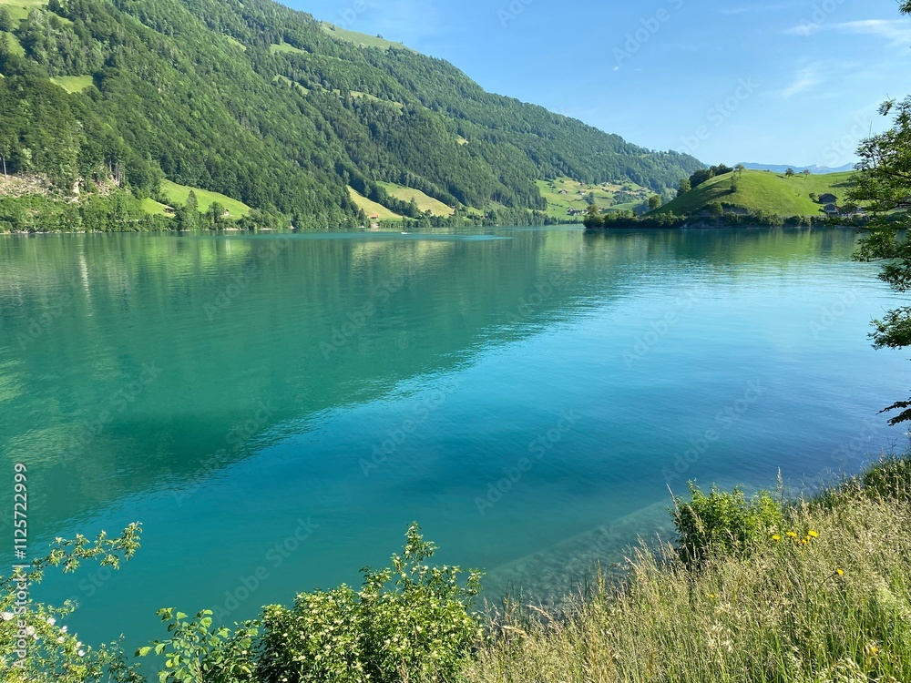 Fototapeta premium Lake Lungern or Natural reservoir Lungerersee - Canton of Obwald, Switzerland (Naturstausee Lungernsee oder Lungerensee - Kanton Obwald, Schweiz)