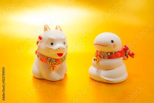 辰年から巳年へ（年賀状素材）