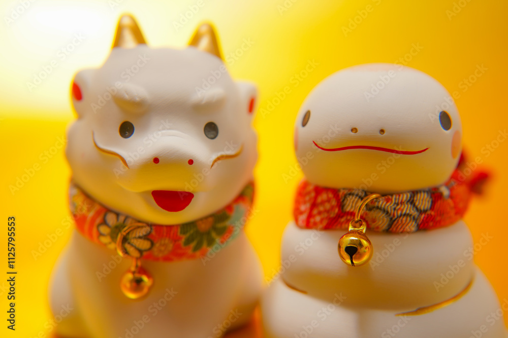 辰年から巳年へ(年賀状素材)