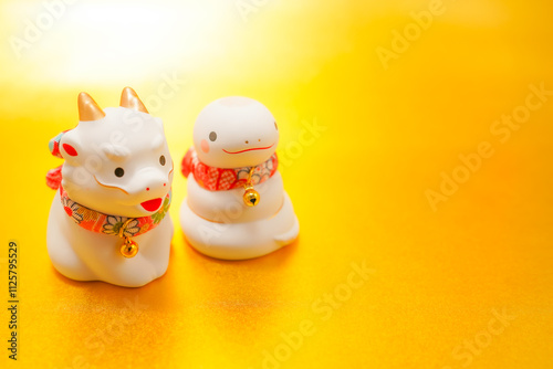 辰年から巳年へ（年賀状素材）