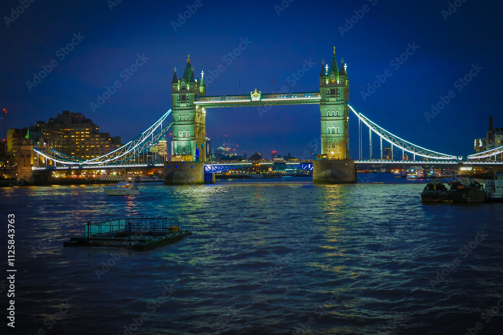 Obraz premium ロンドン塔橋とテムズ川