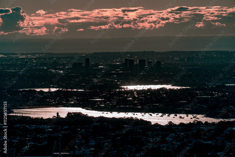 Fototapeta premium 都市の夜景と光の反射