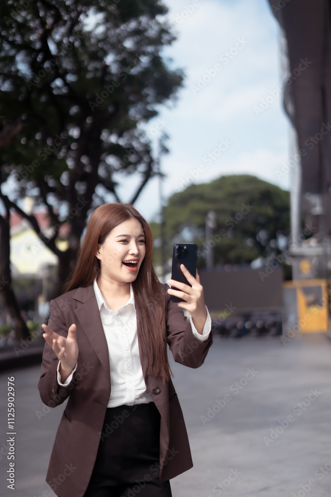 Asian businesswoman chatting in the city center Asian businesswoman chatting in the city center