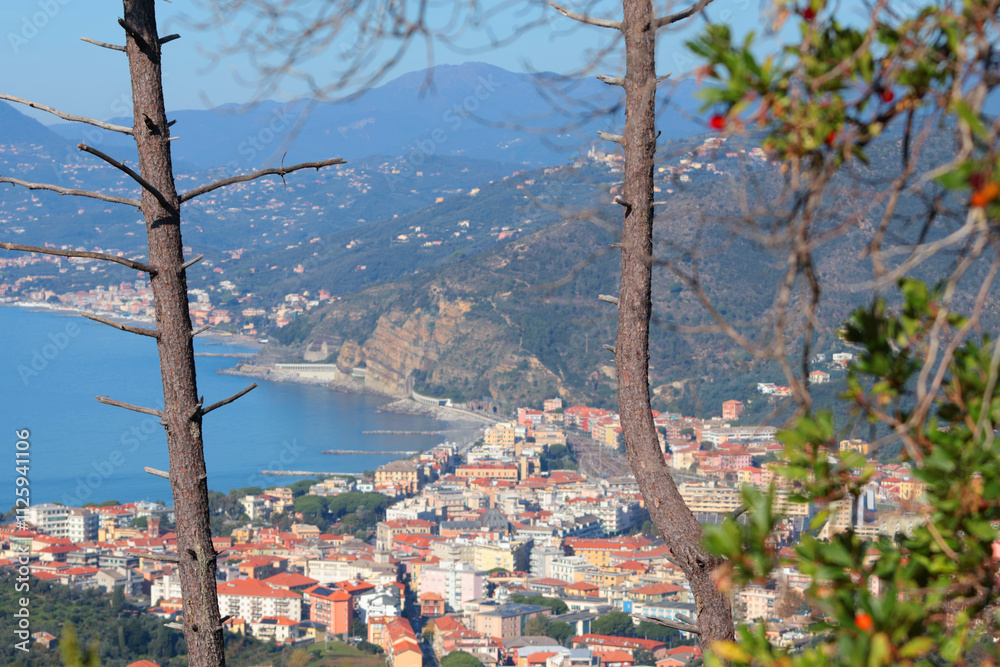 Φωτογραφία View of sea and city of Liguria from mountain