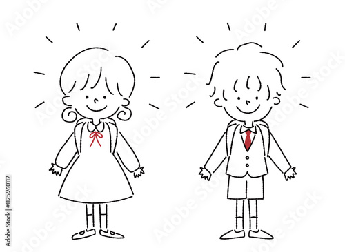 正面を向いて笑顔で立つ新一年生