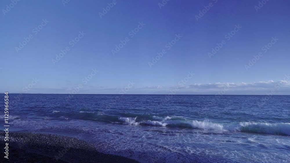 風が強めの日本の青い海と空と波 神奈川県西湘国府津海岸 風が強めの日本の青い海と空と波 神奈川県西湘国府津海岸