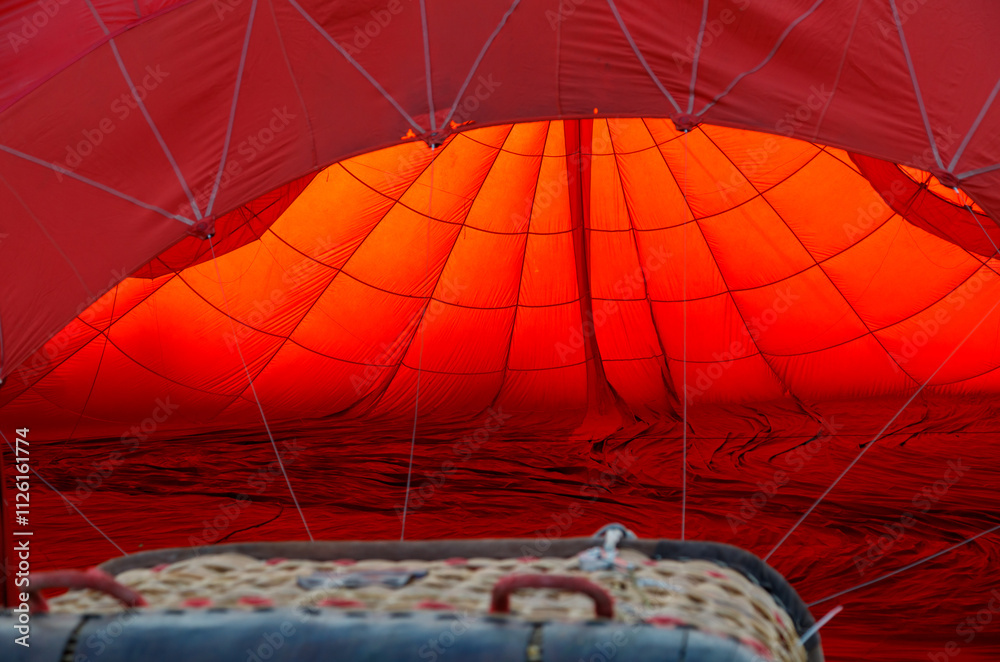 Obraz premium A red balloon with a red netting is inside a red tent