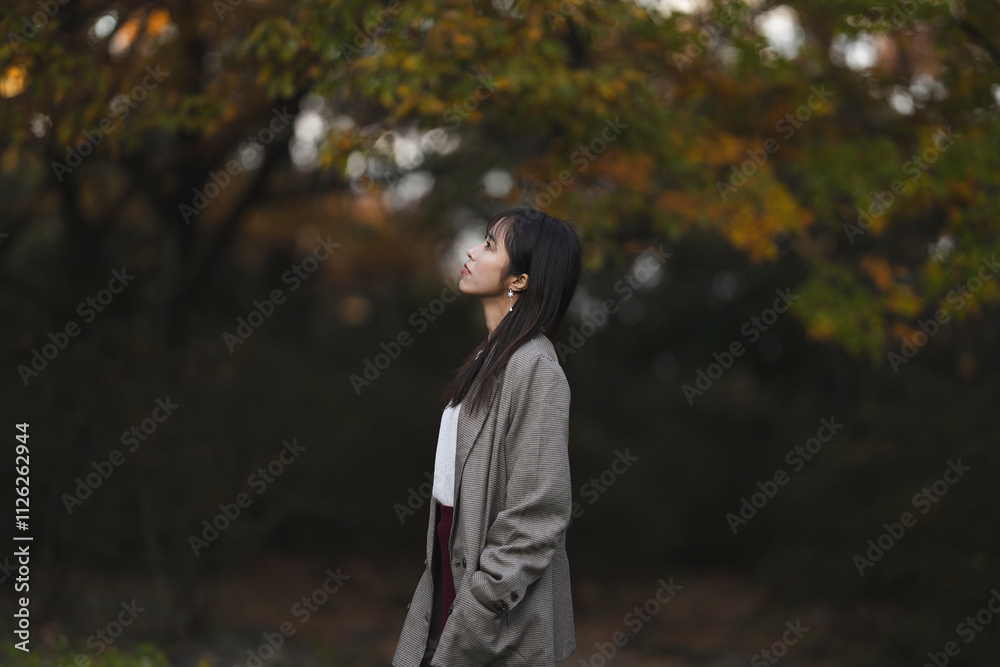 森林公園にいる女性 森林公園にいる女性