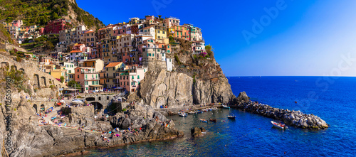 Fototapeta Naklejka Na Ścianę i Meble -  Italy, Cinque terre famous national park of traditional fishing villages. Manarola  colorful houses and picturesque bay. popular tourist attraction in Liguria