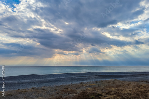 光芒が差し込む静かな海辺