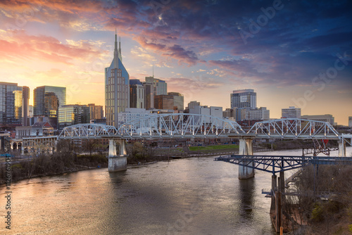 Obraz na płótnie Nashville, Tennessee, USA. Cityscape image of Nashville, Tennessee, USA downtown skyline with reflection of the city the Cumberland River at spring sunset. w salonie