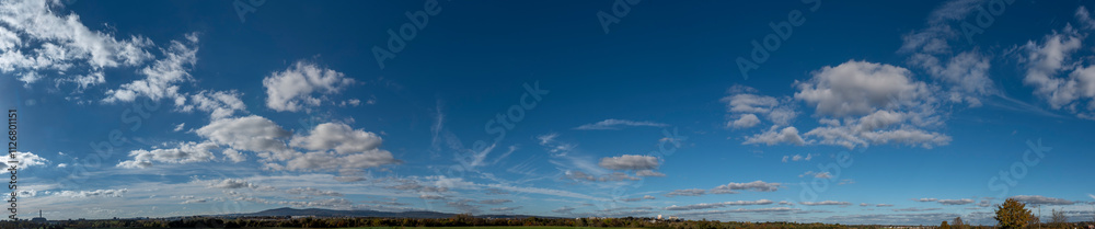 Obraz premium Panorama des leicht bewölkten, blauen Himmels mit Horizont