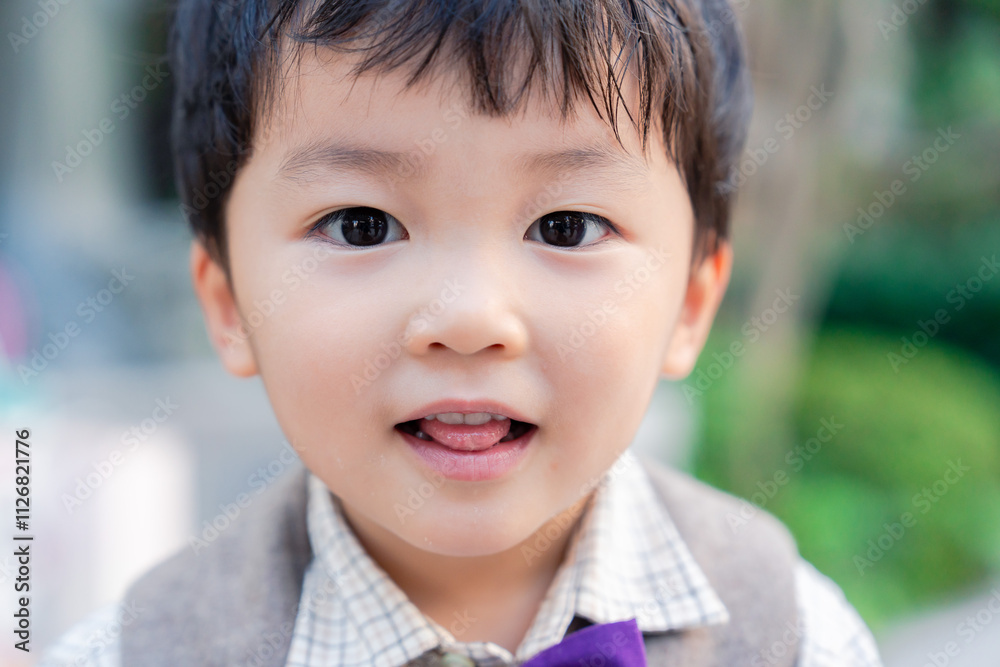 おしゃれな服を着た小さな男の子