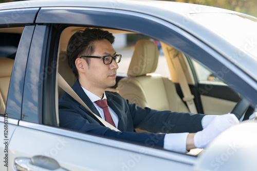 運転する男性ドライバー