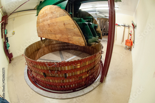 Pressoir en bois hydraulique, vide , pendant les vendanges en Champagne