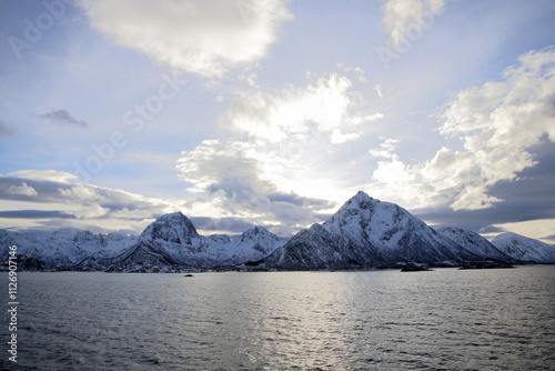 Tratta Melbu-Fiskebol in traghetto in inverno, isole Lofoten. Norvegia del nord. photo