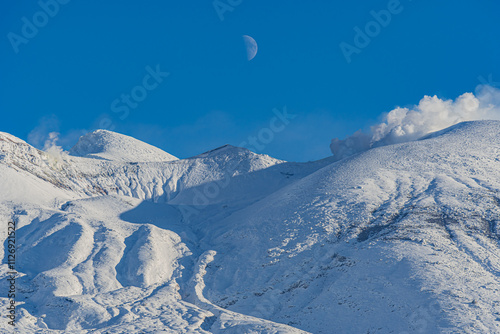 Tablou pe pânză 北海道　冬の雪化粧の旭岳と月/Hokkaido  Snow-capped Mount Asahidake and the moon in winter