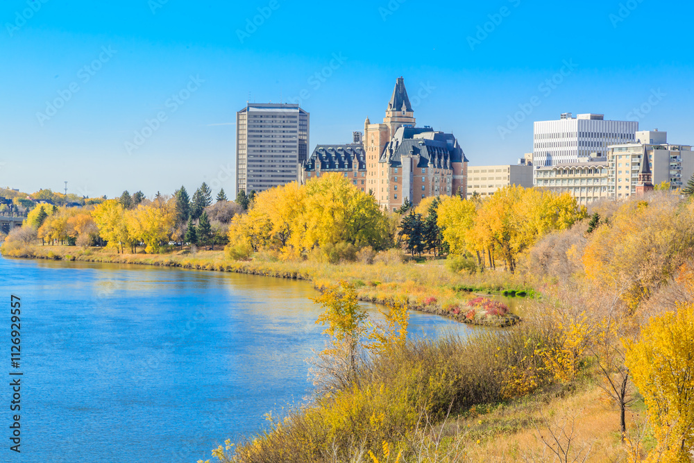 Obraz premium A city with a river running through it and a large building in the background