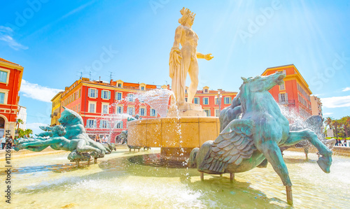 Obraz na płótnie Massena Place in Nice city and Sun Fountain (Fontaine du Soleil), France w salonie