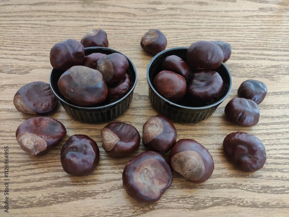 Obraz premium Shiny brown chestnuts on the table