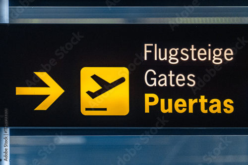 Flight, yellow puertas gates boarding panels at the airport