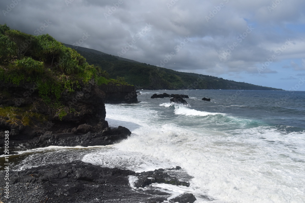 Obraz premium The dramatic and stunning lush green coastal landscapes of Maui Island, Hawaii