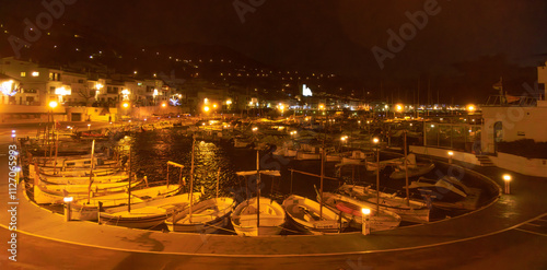 Flotte de barques catalanes dans le port de Port de la Selva à la nuit tombée