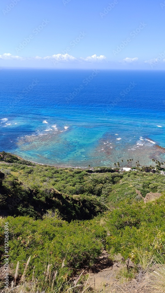 Fototapeta premium The turquoise blue Pacific Ocean around Oahu Island, Hawaii