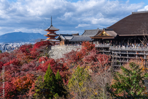 清水寺・三重塔・京都・紅葉