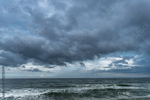Fototapeta Naklejka Na Ścianę i Meble -  The sky is cloudy and the ocean is calm