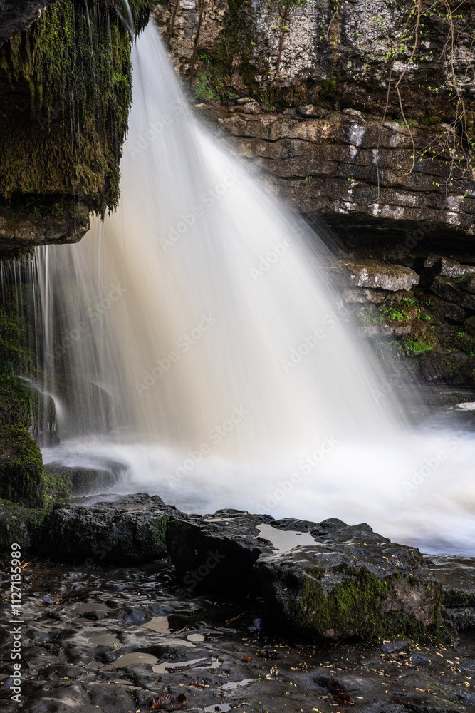 Obraz premium Side view of waterfall