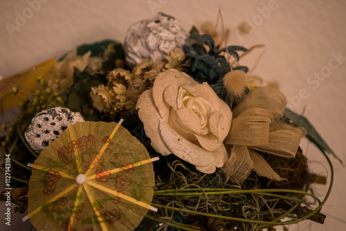 Photo de fleurs dans un vase pris en macro en arriere-plan blanc