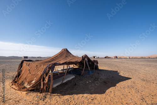 Fotografia Panoramic view of the Moroccan desert and a nomad camp