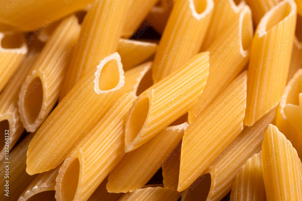Sfondo di mezze penne rigate, pasta italiana Sfondo di mezze penne rigate, pasta italiana