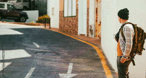Foto A man is wallking in a town on a sunny day, a tourist enjoys his leasure time walking on the streets of a city
