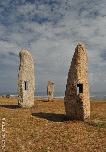 Menhires por la paz en el Campo da Rata en A Coruña, Galicia