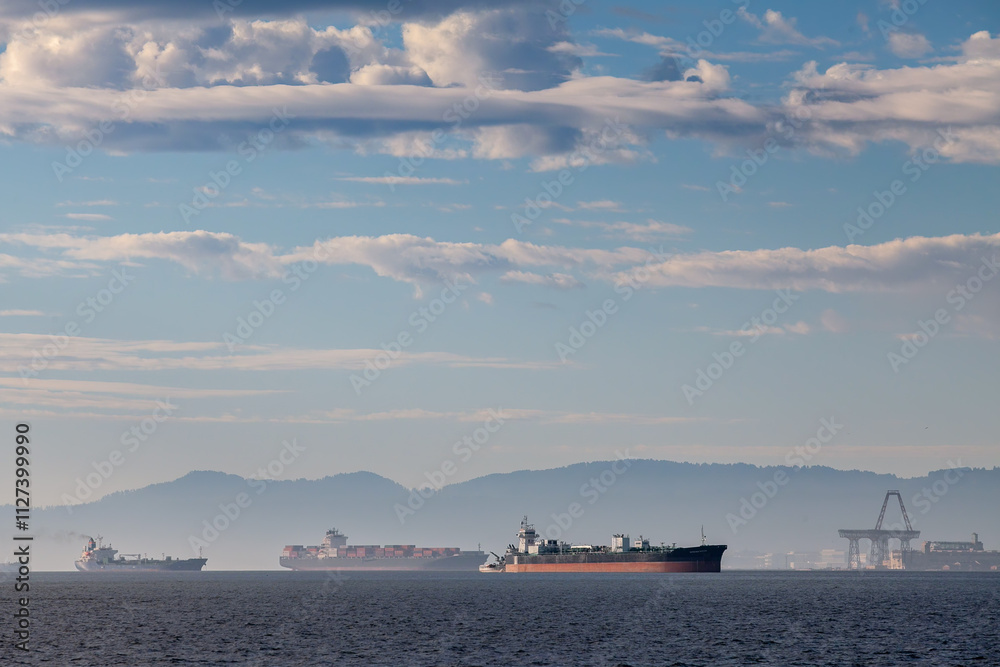 Obraz premium Container Ships Queued Up in San Francisco Bay