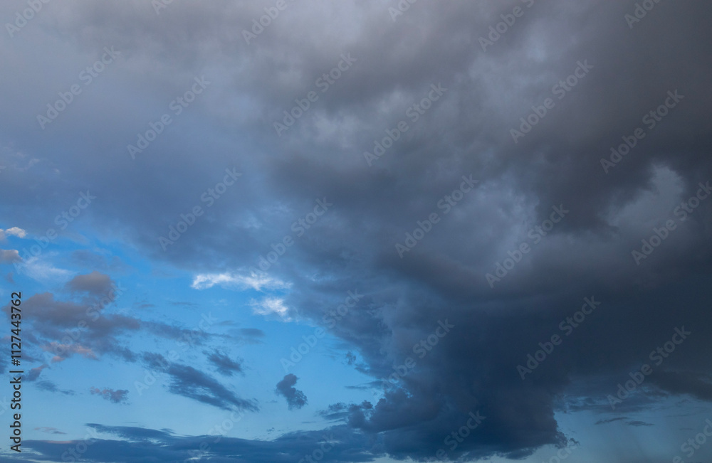 Obraz premium storm clouds against blue sky