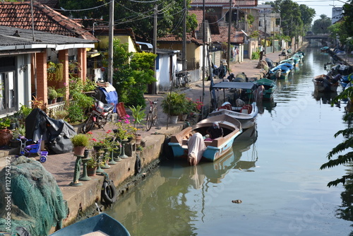 Cuadro en lienzo Maisons et bateaux le long du canal hollandais de Negombo