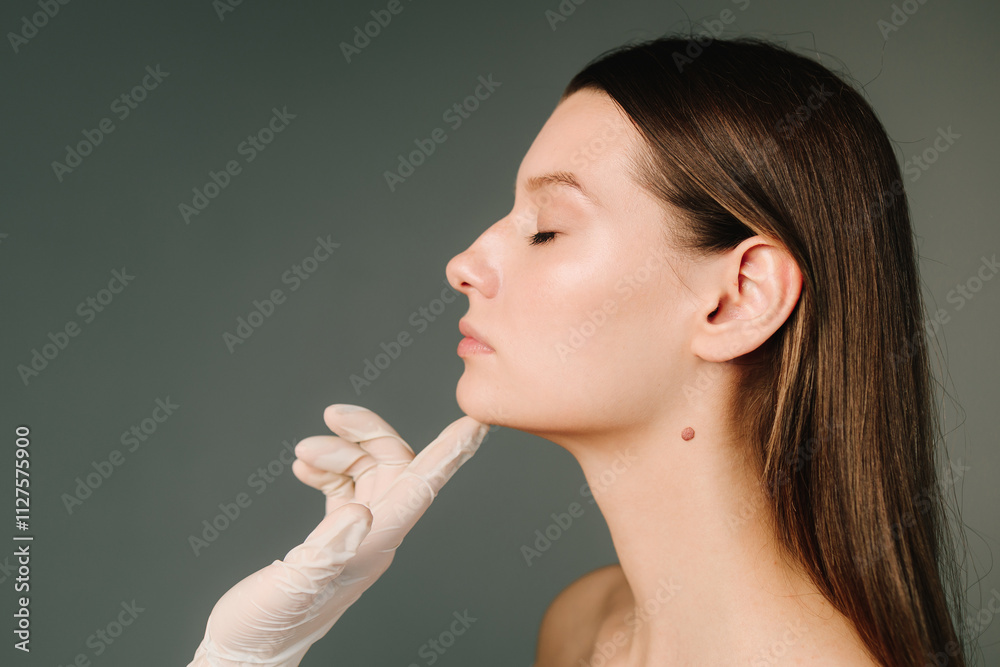 Fototapeta premium Doctor prepares women's skin for beautiful face contour. Contour plastic for correcting the shape of the face. Markup skin for beauty treatment.