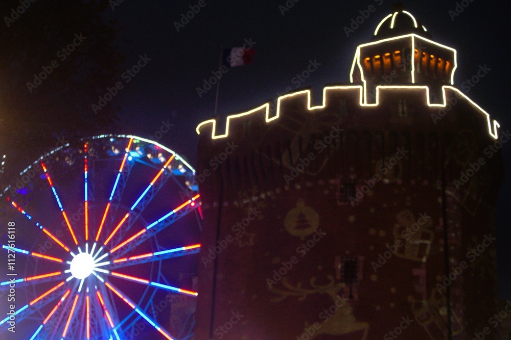Grande roue et le Castillet de Perpignan à Noël Grande roue et le Castillet de Perpignan à Noël