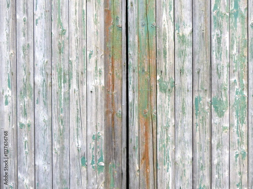 Altes Holztor mit abblätternder grüner Farbe und schöner Struktur aus alten Brettern in Pastellfarben auf einem Bauernhof in Wettenberg Krofdorf-Gleiberg bei Gießen in Hessen photo