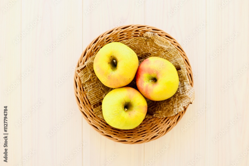 apples in basket かごにのせられた林檎