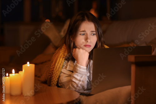 Upset young woman with plai...