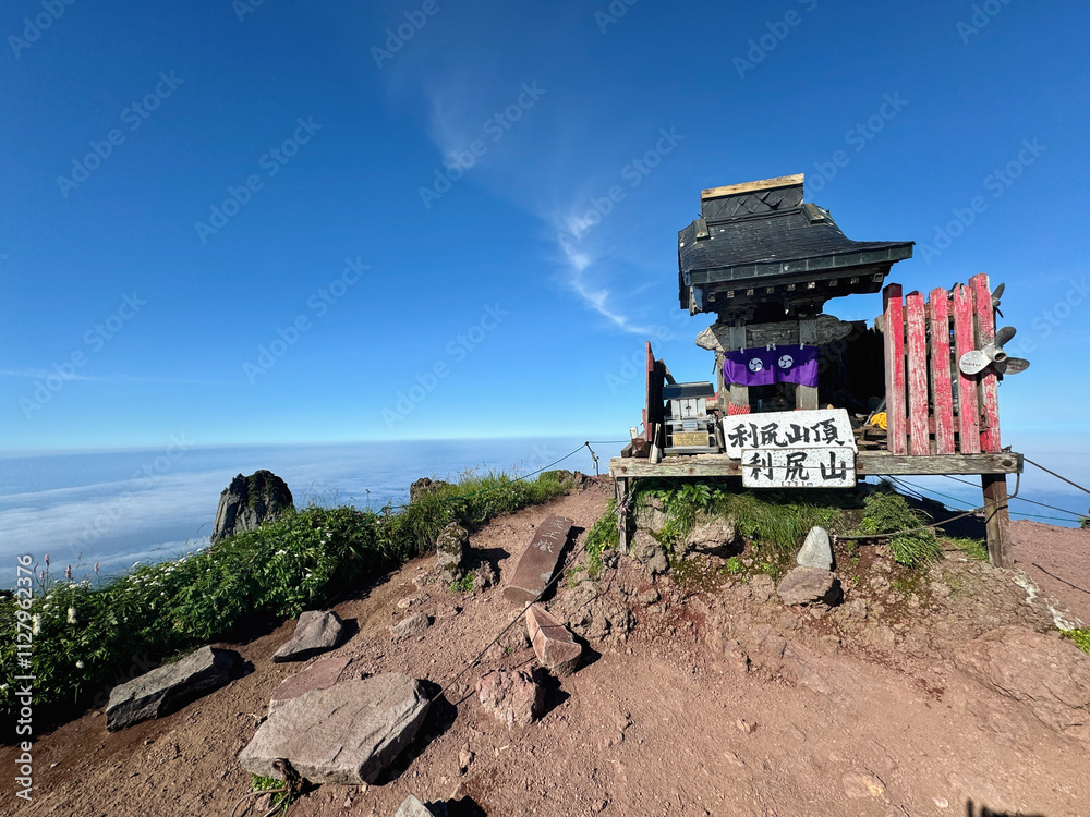利尻山(利尻富士)山頂の利尻山神社奥宮と風景