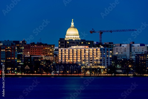 Obraz na płótnie Downtown Madison, WI and the Wisconsin State Capitol Building behind Lake Monona at Twilight w salonie